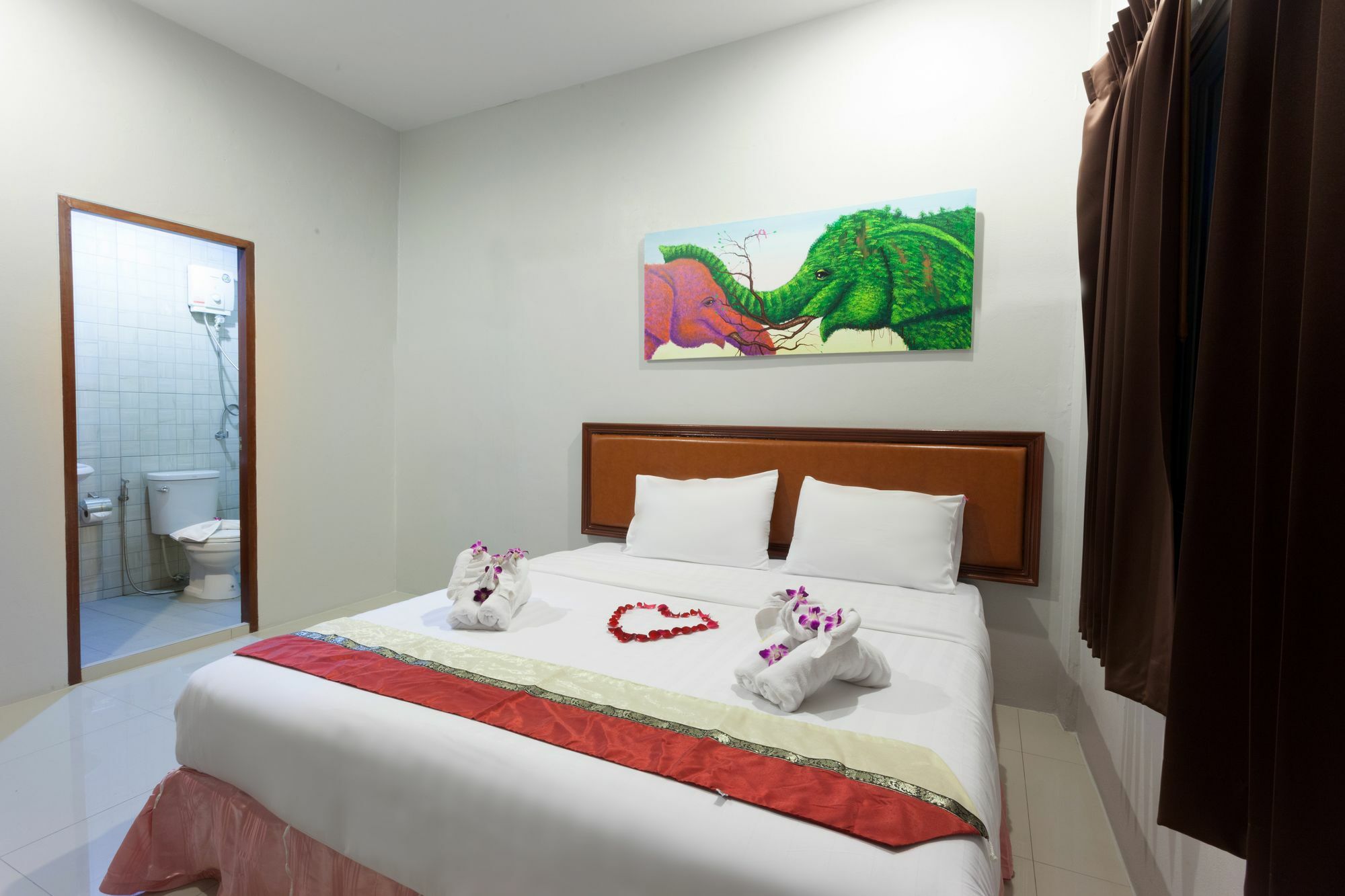 Freedom Hotel Patong Esterno foto