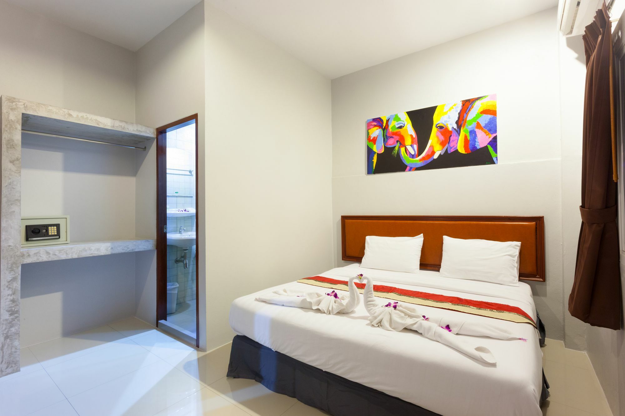 Freedom Hotel Patong Esterno foto