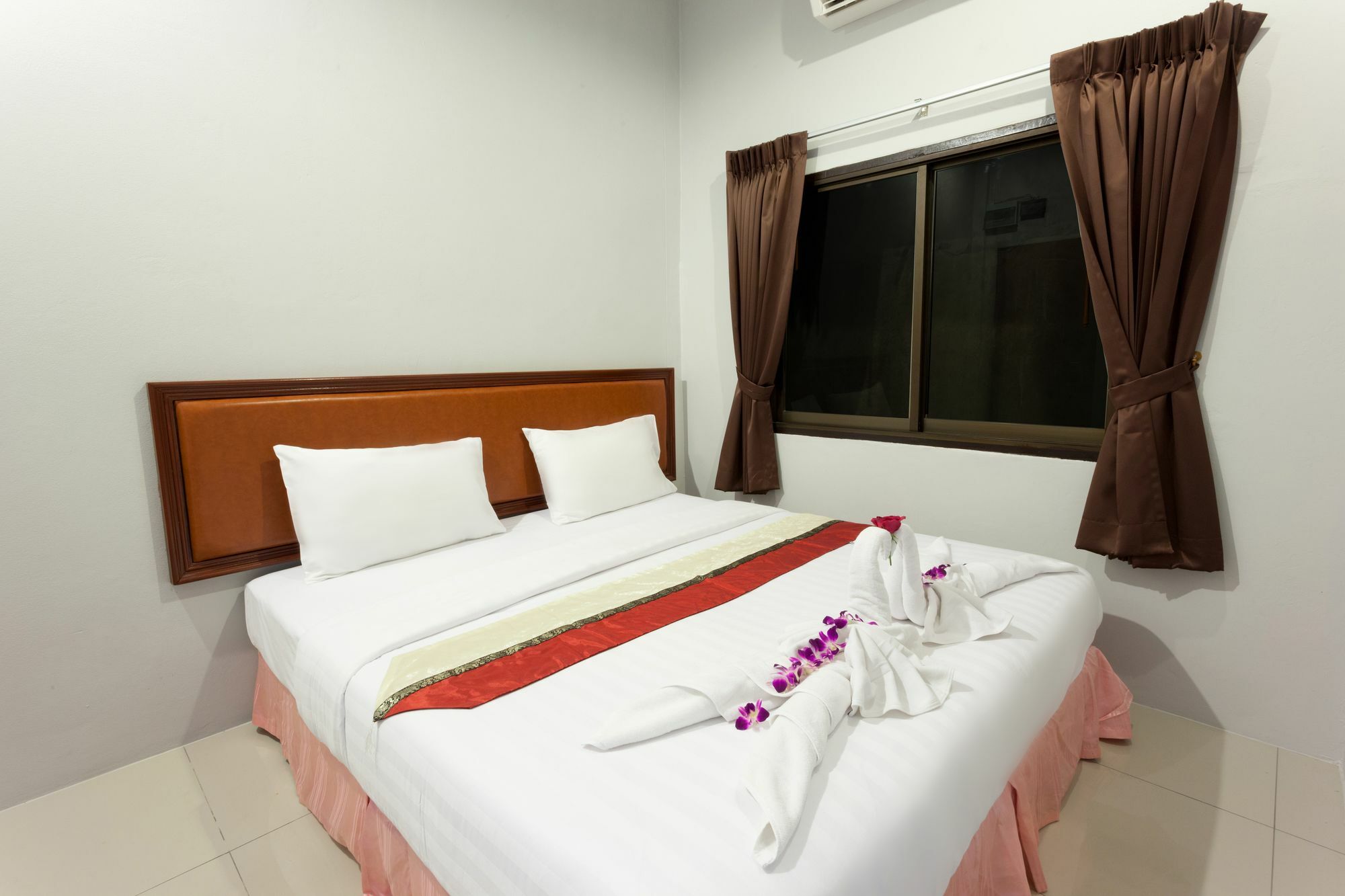 Freedom Hotel Patong Esterno foto
