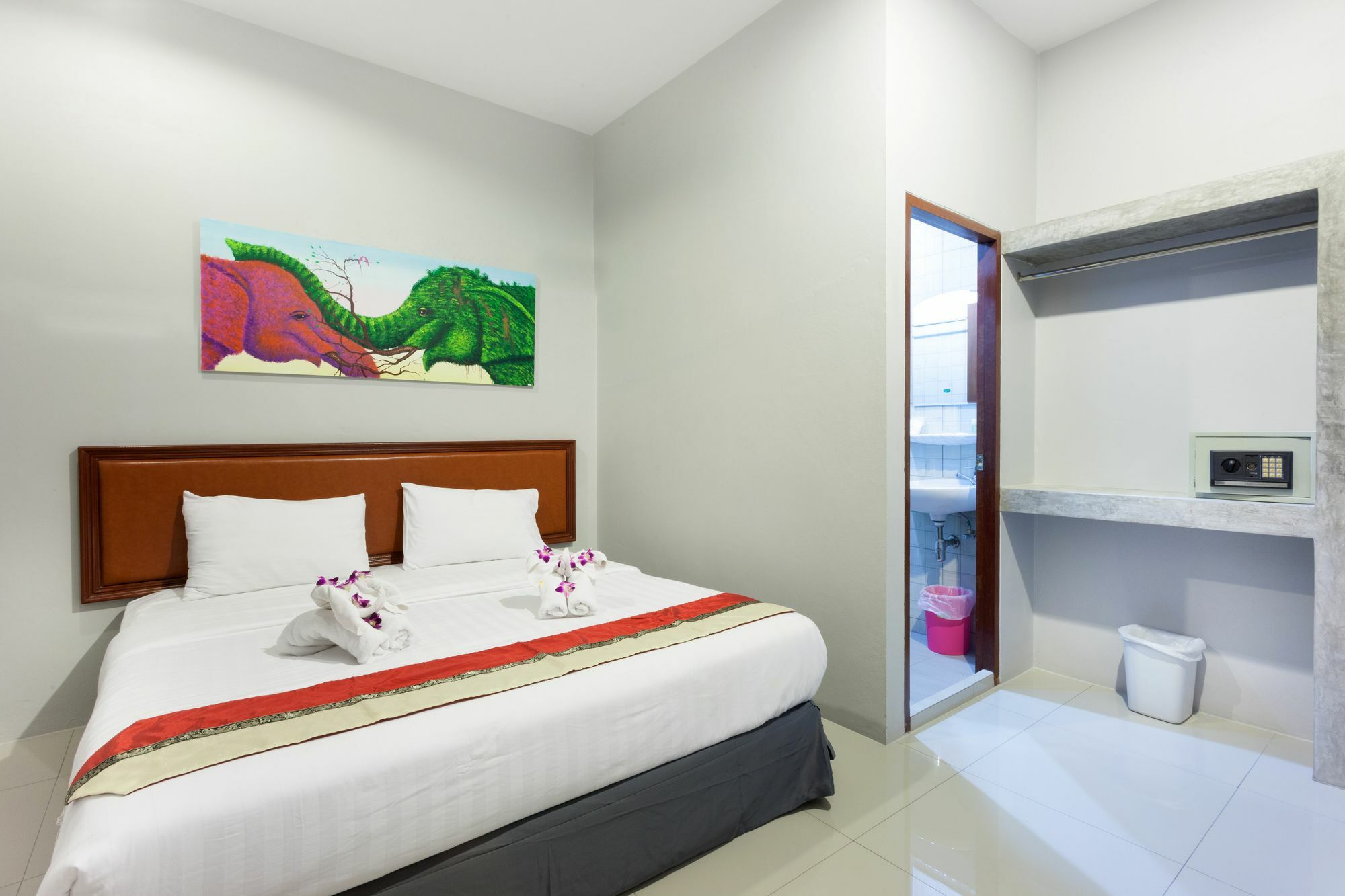 Freedom Hotel Patong Esterno foto