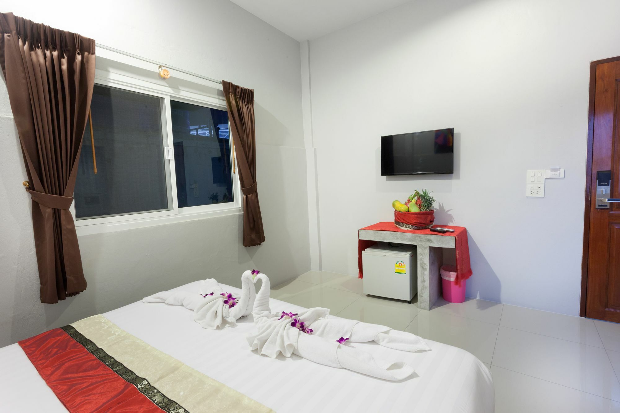 Freedom Hotel Patong Esterno foto