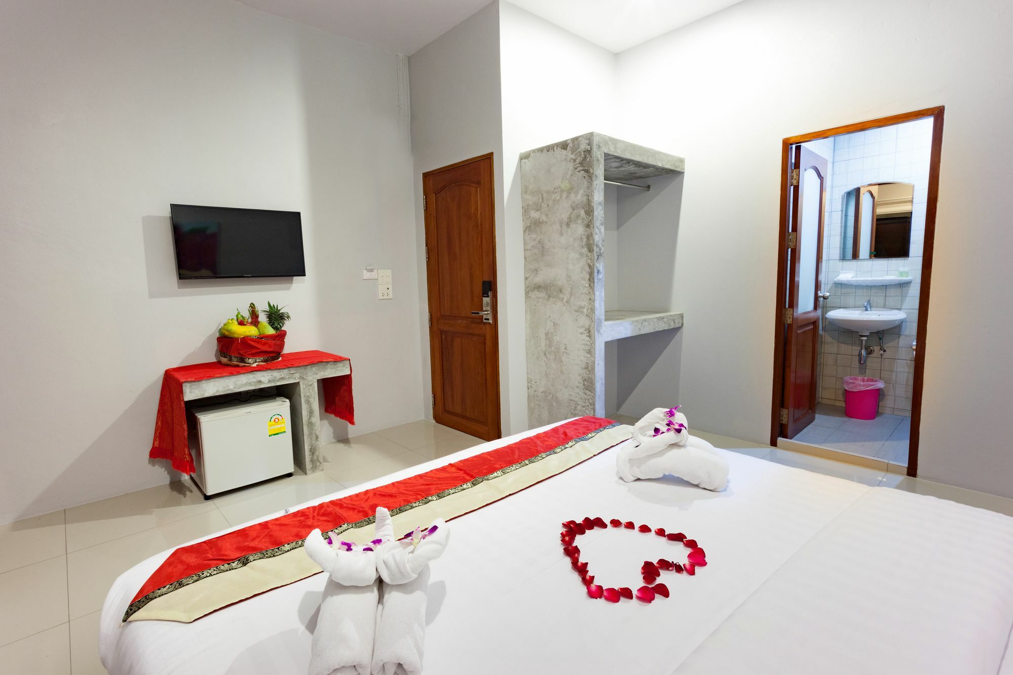 Freedom Hotel Patong Esterno foto