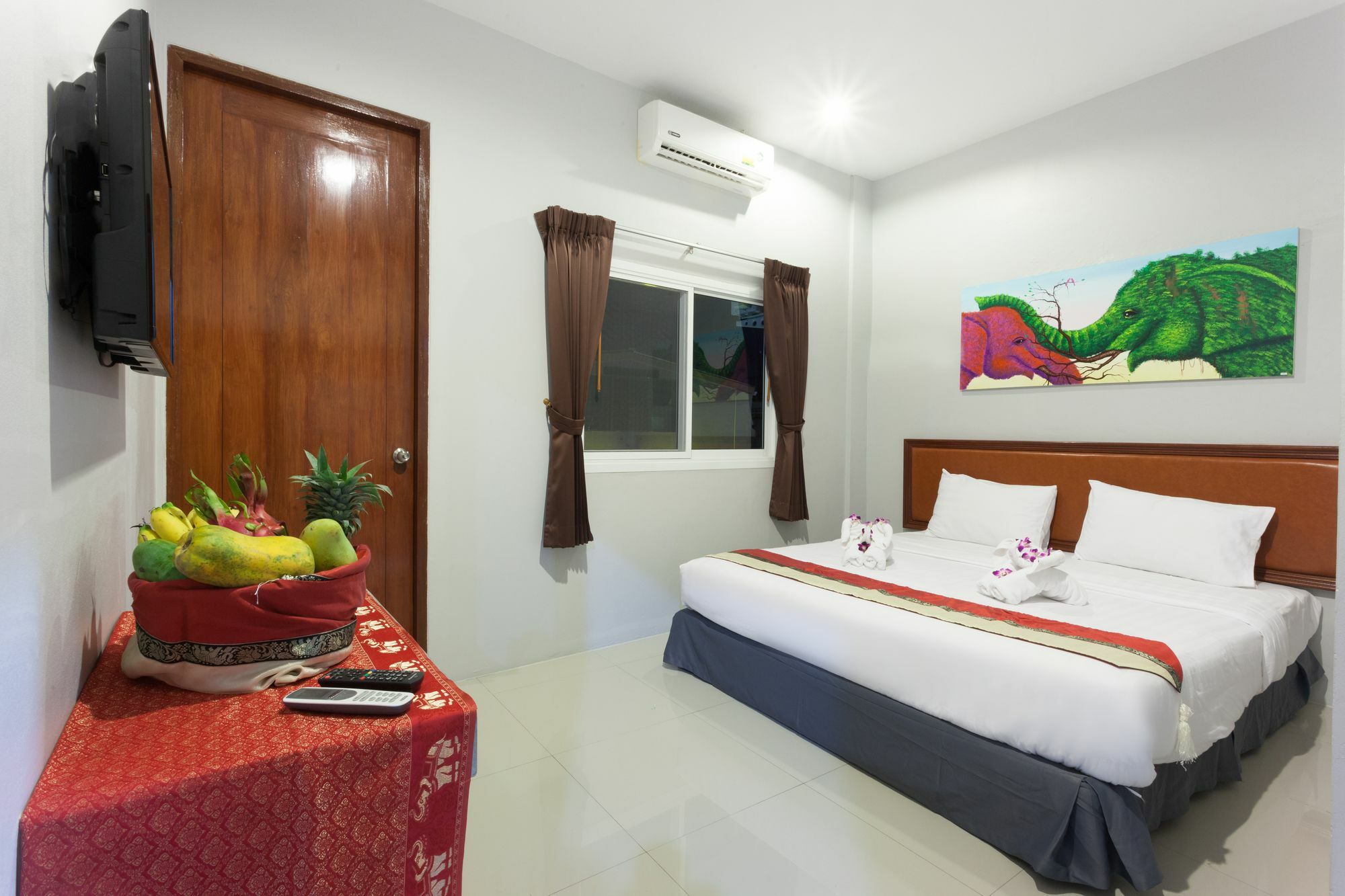 Freedom Hotel Patong Esterno foto